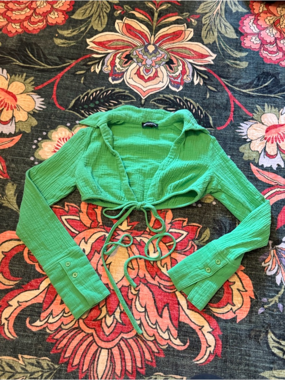 3/$25 💚 PrettyLittleThing Green Tie Front Crop Top Size 0 Y2K - Picture 3 of 5